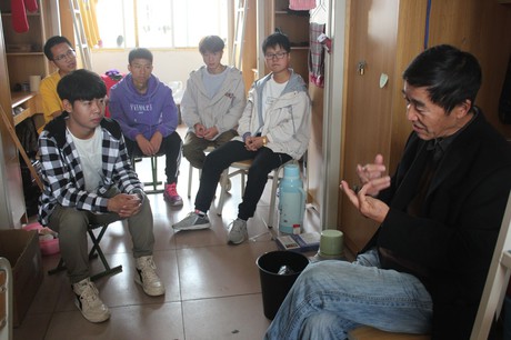 陈主任对3-511宿舍成员进行亲切的问候