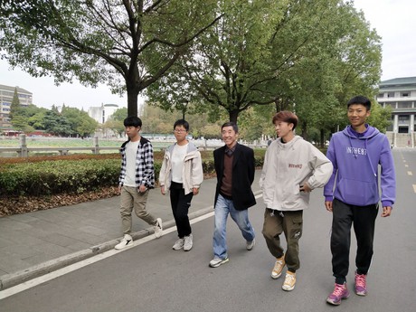 系主任正与班级干部前往新生寝室