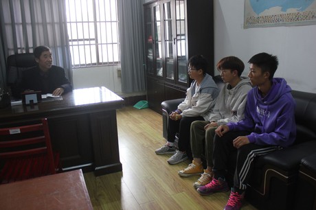 陈主任正与班干部了解班级宿舍的各项情况